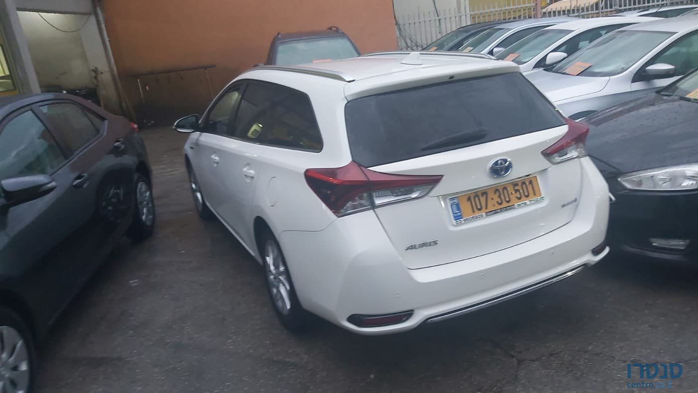 2017' Toyota Auris photo #2