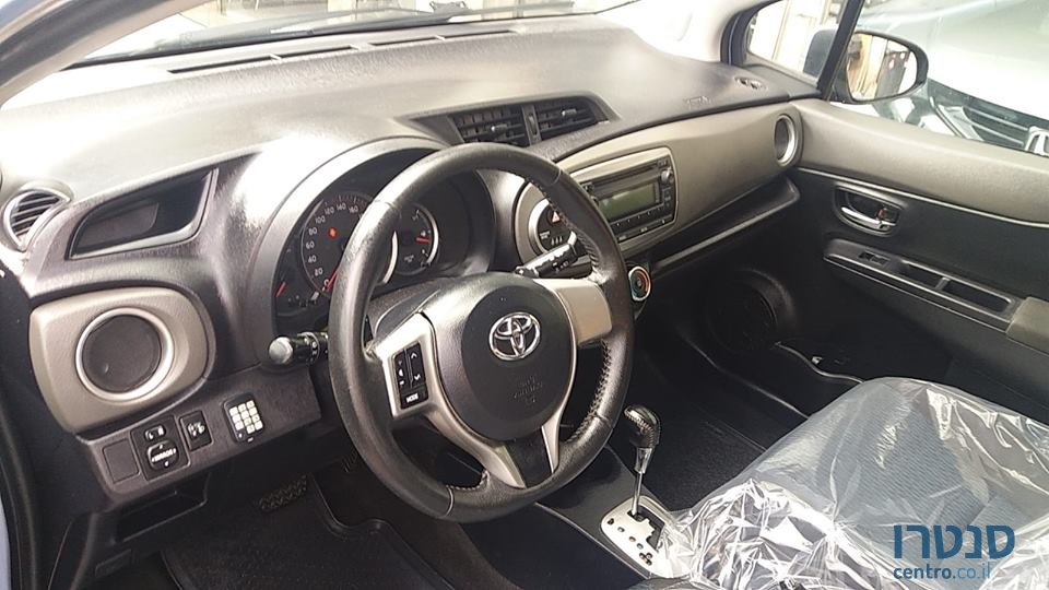2013' Toyota Yaris photo #3