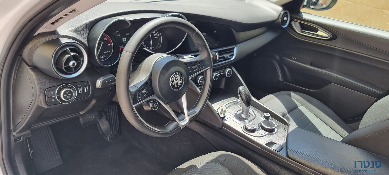 2017' Alfa Romeo Giulia Milano photo #5