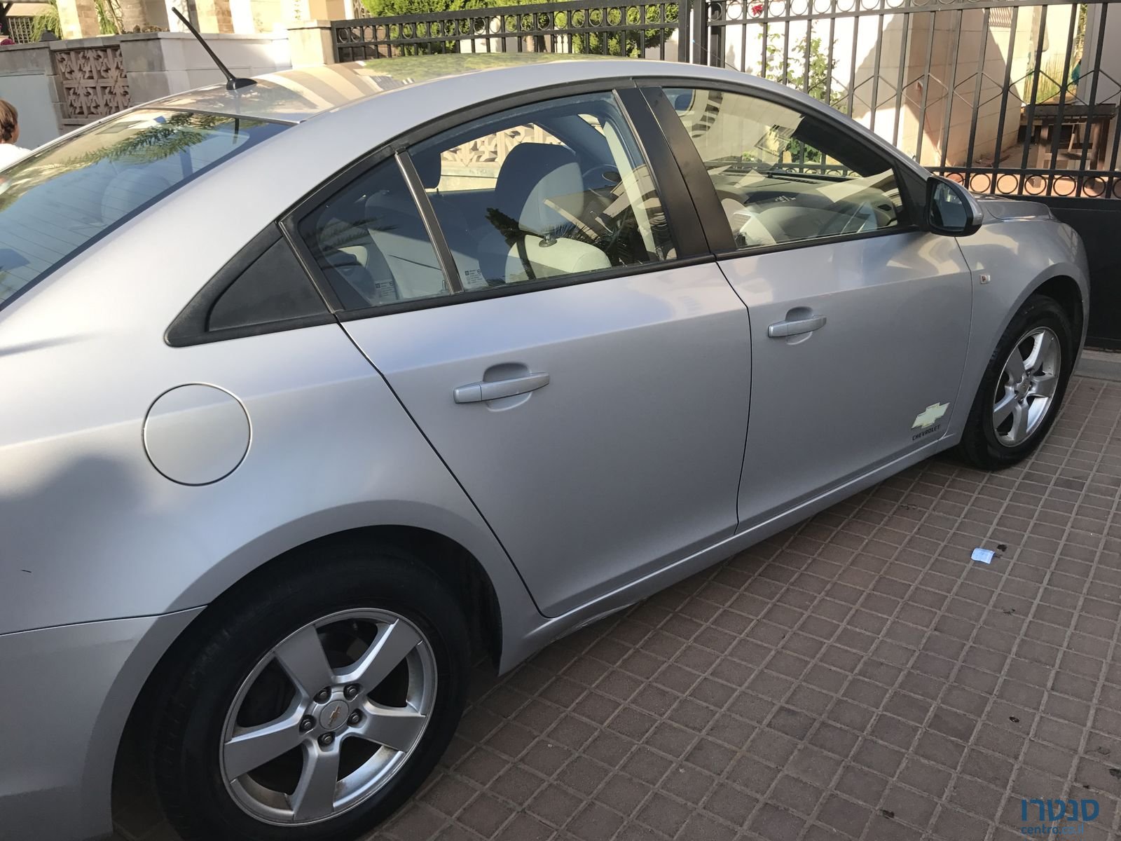 2010' Chevrolet Cruze LS + photo #1