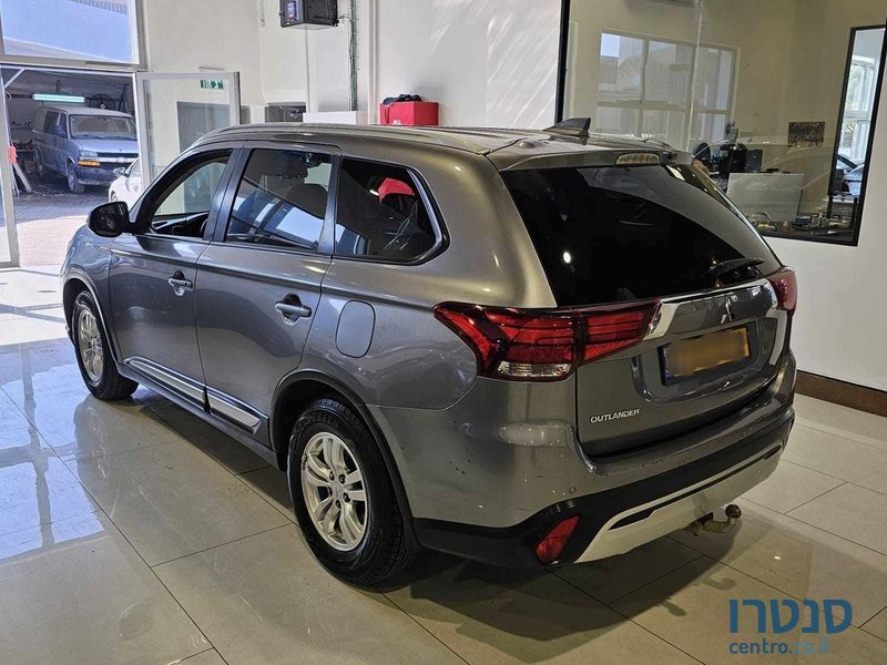 2021' Mitsubishi Outlander photo #4