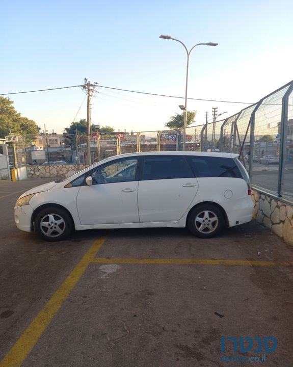 2010' Mitsubishi Grandis מיצובישי גרנדיס photo #2