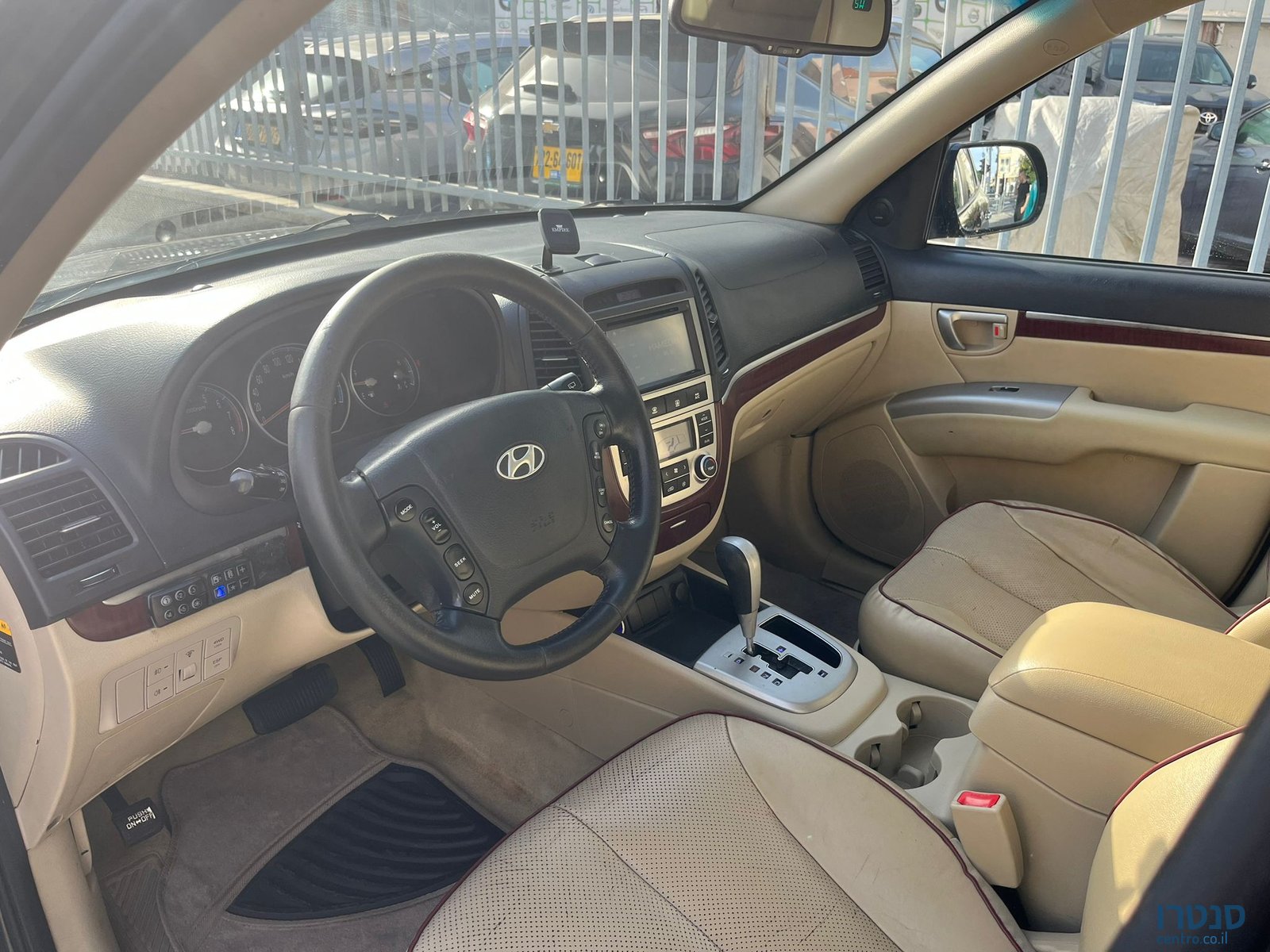 2011' Hyundai Santa Fe photo #4