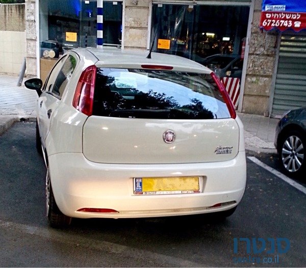 2011' Fiat Punto photo #4