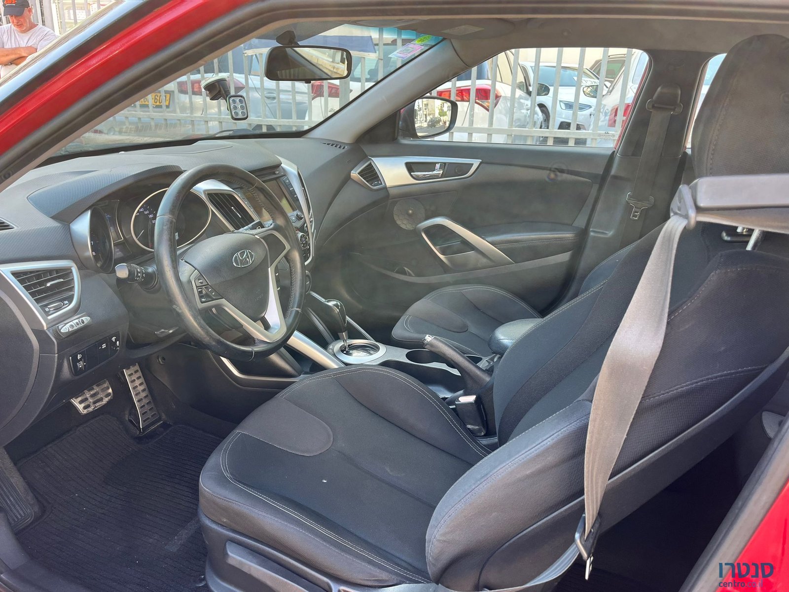 2014' Hyundai Veloster photo #3