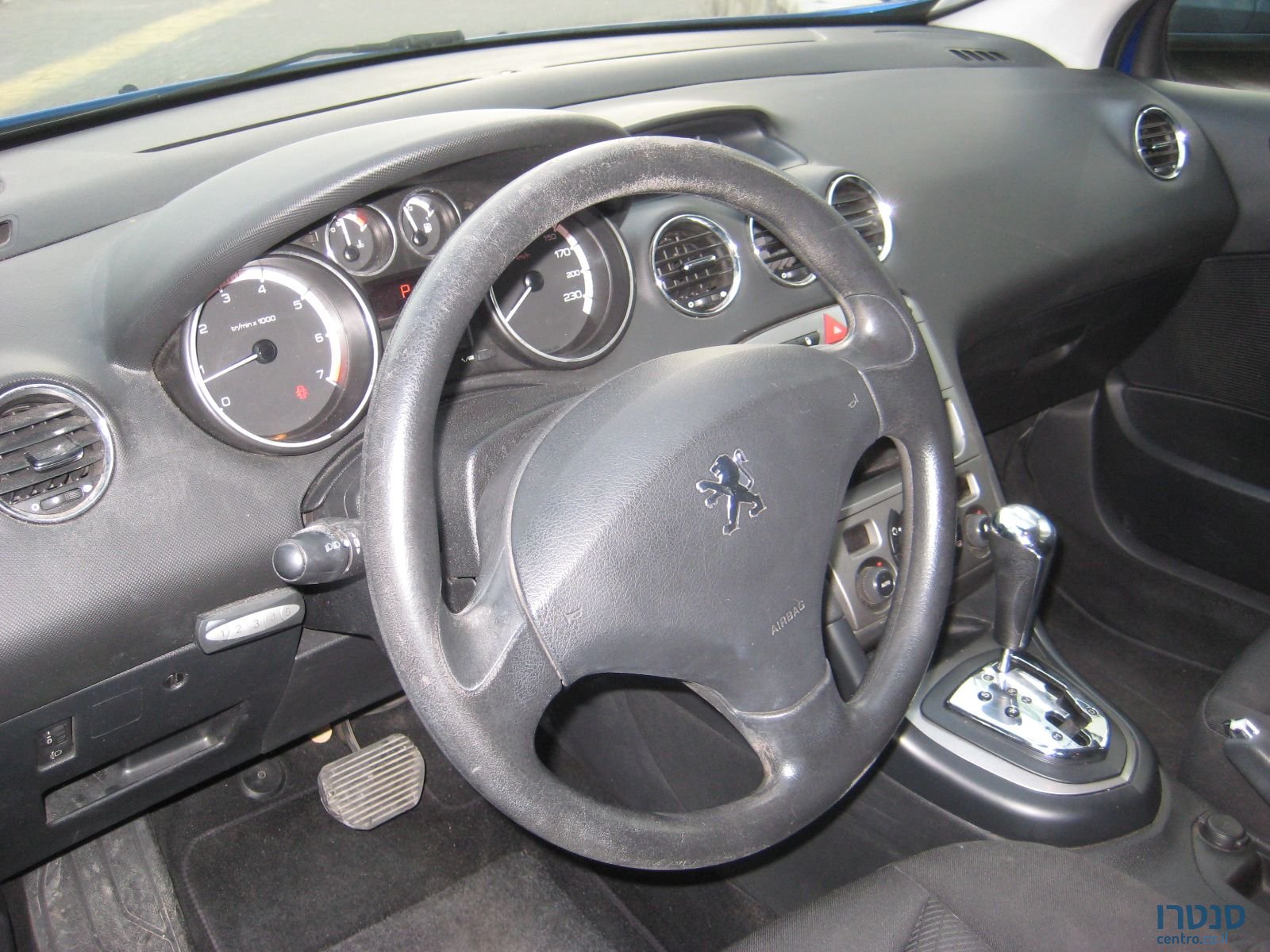 2011' Peugeot 308 photo #5