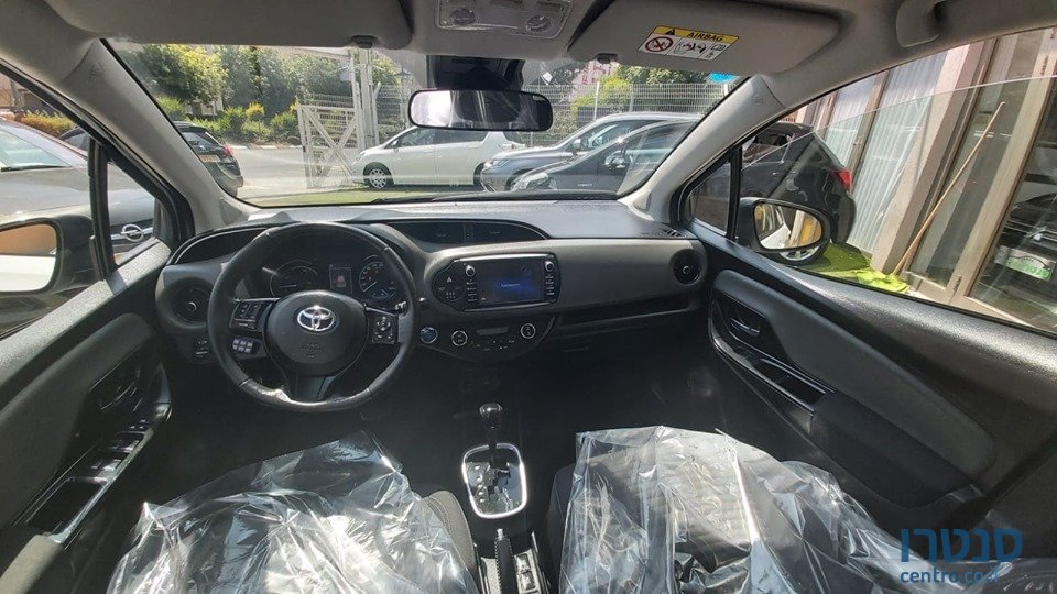 2016' Toyota Yaris photo #3