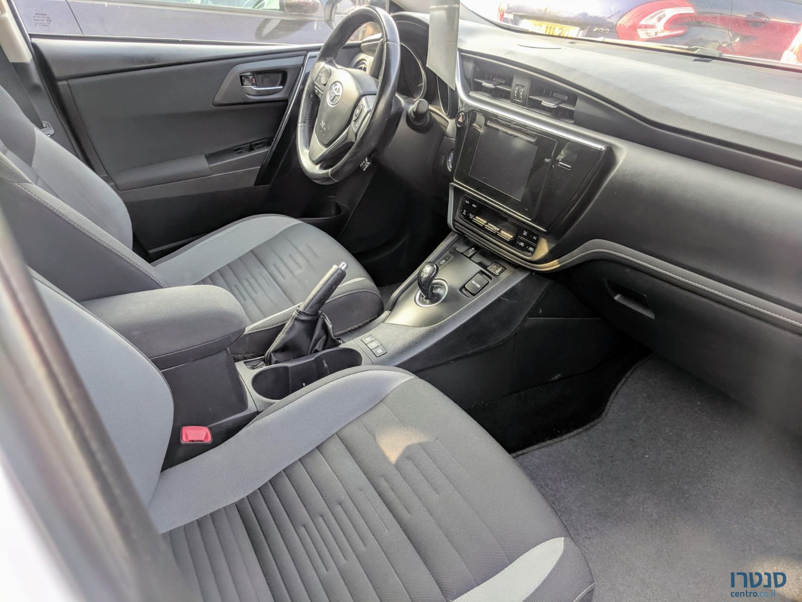 2016' Toyota Auris photo #4