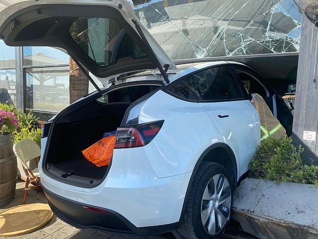 Водитель на Tesla въехала на террасу кафе в Кфар-Сабе
