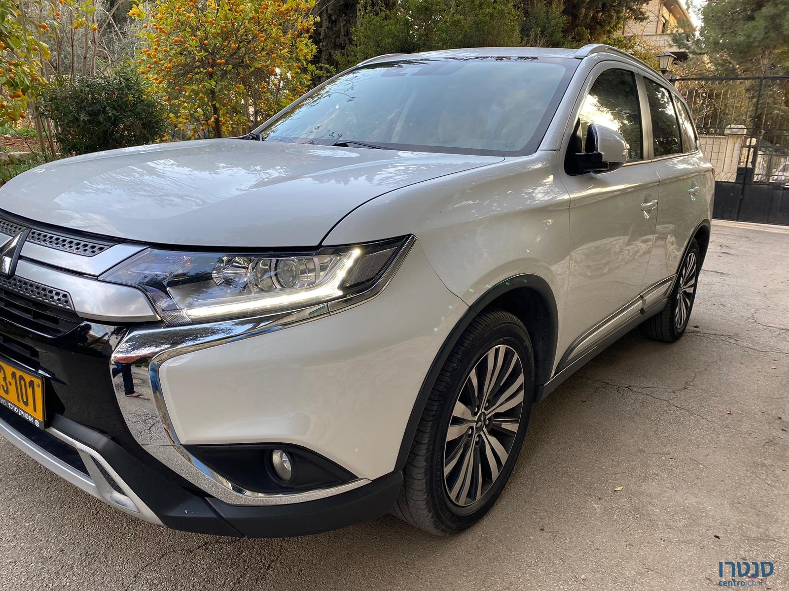 2019' Mitsubishi Outlander Instyle photo #1