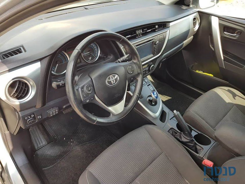 2014' Toyota Auris photo #3