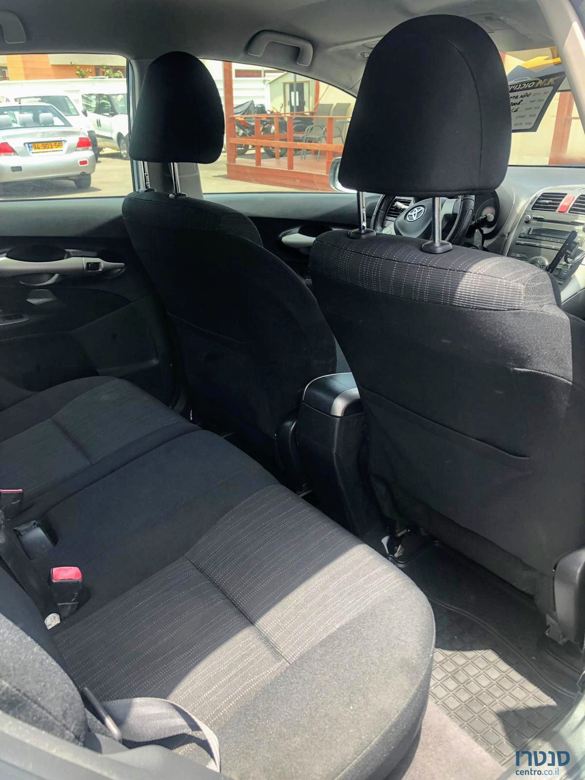 2008' Toyota Auris photo #4