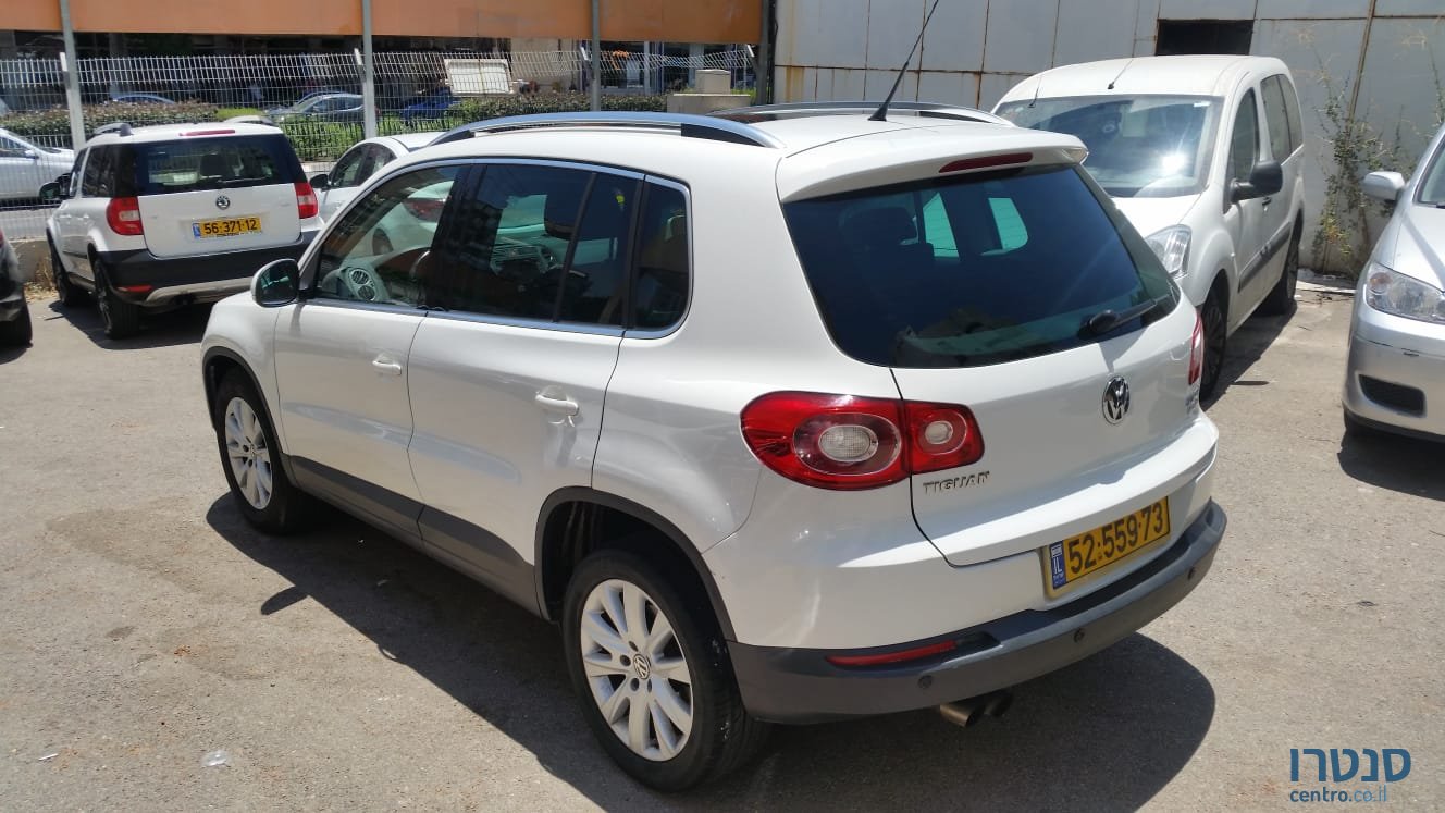 2010' Volkswagen Tiguan photo #2