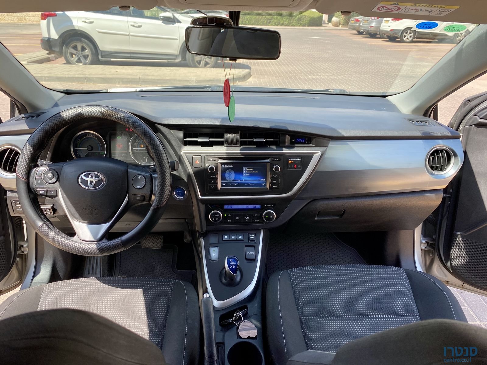 2015' Toyota Auris Hybrid photo #7