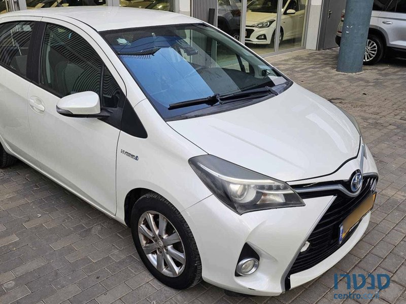 2017' Toyota Yaris photo #2