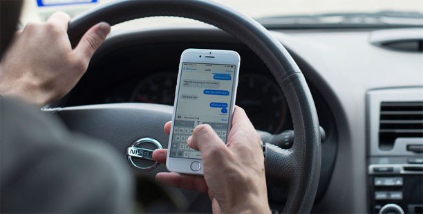 אסור לגעת בטלפון הנייד בעת נהיגה - גם מבלי לדבר בו