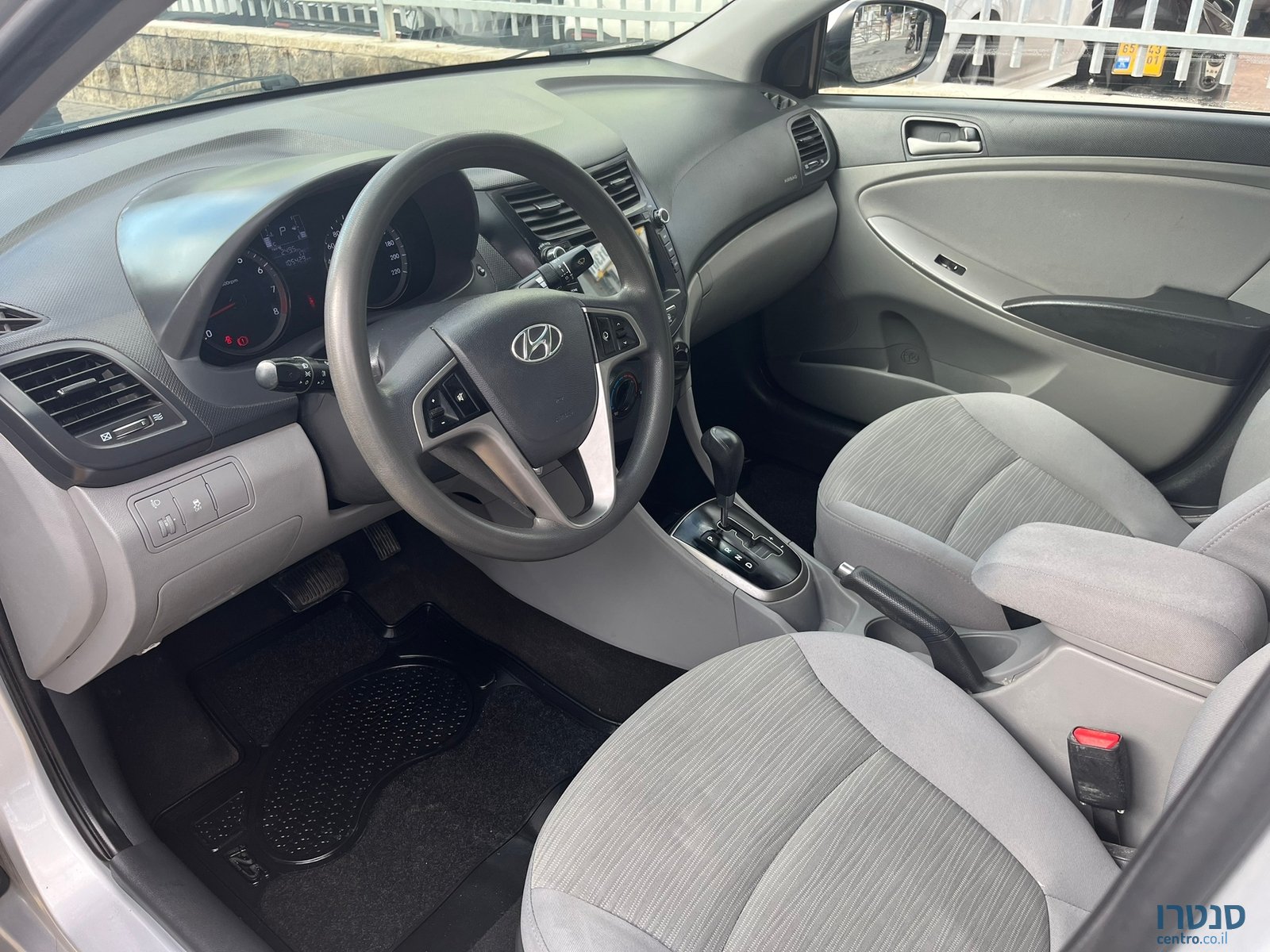 2017' Hyundai i25 photo #2