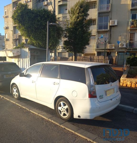 2010' Mitsubishi Grandis מיצובישי גרנדיס photo #4