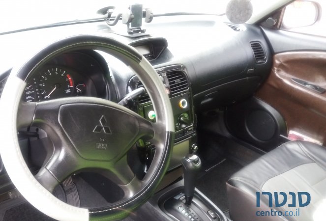 2003' Mitsubishi Carisma photo #2