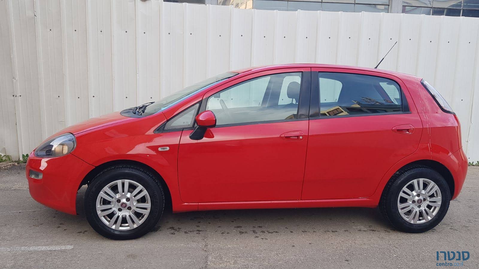 2013' Fiat Punto Lounge photo #2