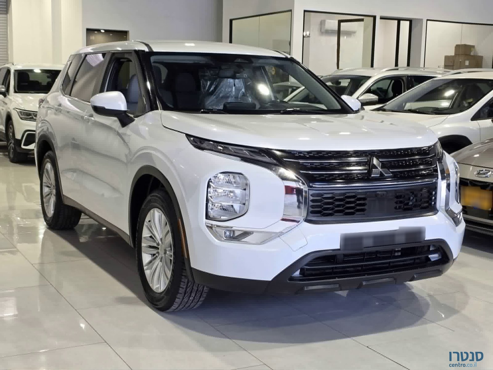 2023' Mitsubishi Outlander photo #3