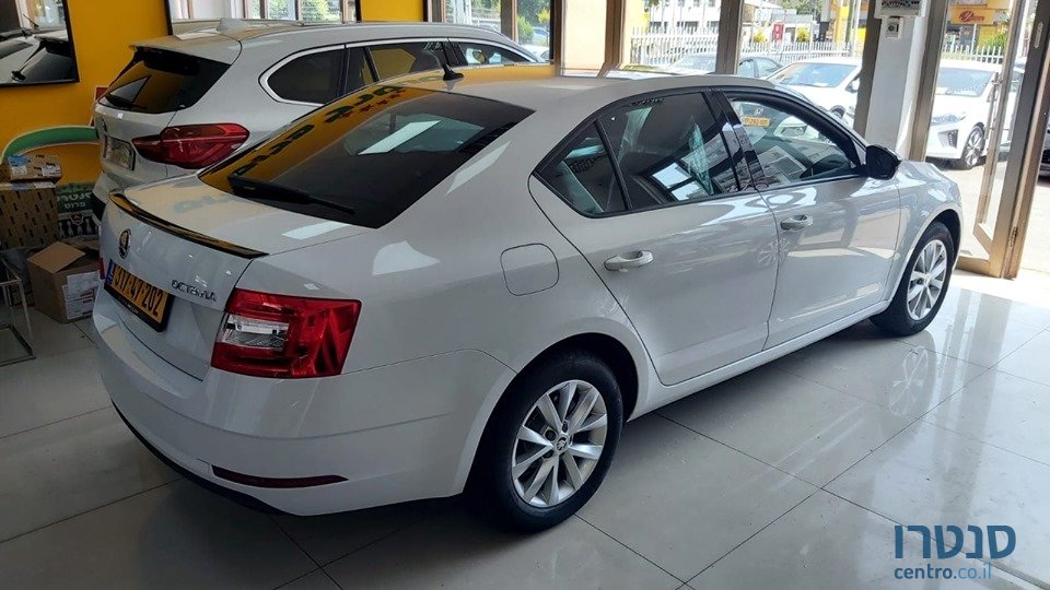 2020' Skoda Octavia photo #2