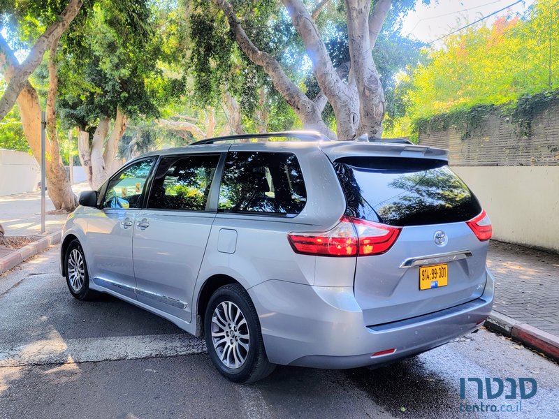 2019' Toyota Sienna XLE Premium photo #2