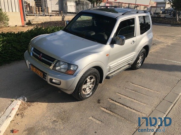 2002' Mitsubishi Pajero photo #1
