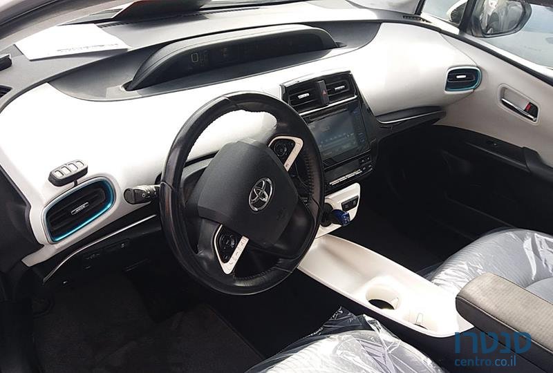 2017' Toyota Prius photo #3