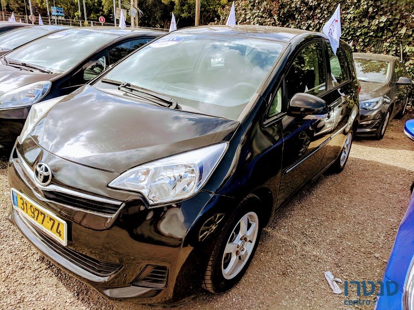 2011' Toyota Yaris Verso photo #2