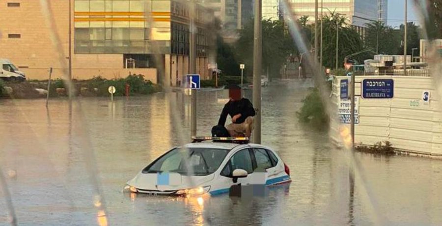 Непогода в Израиле: наводнения в домах, машины превращаются в тонущие суда