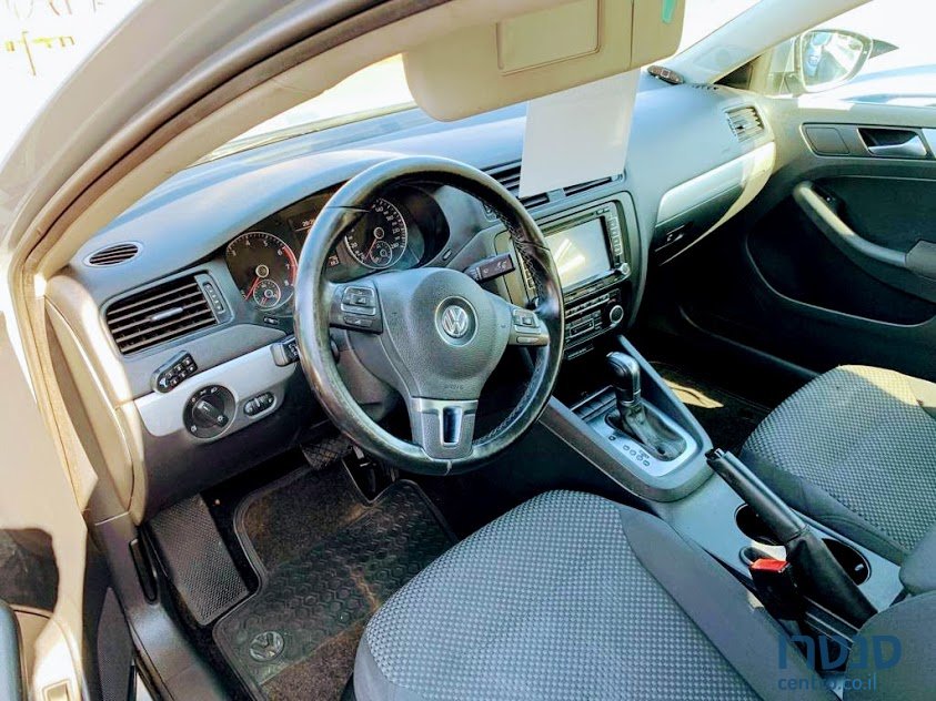 2011' Volkswagen Jetta photo #2