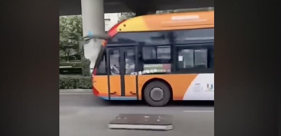 Video Shows Chinese EV Droppped Its Battery Pack While Driving