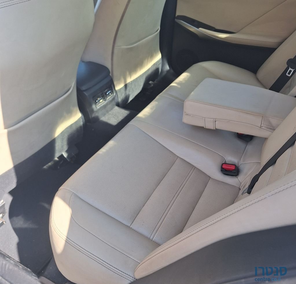 2017' Lexus IS לקסוס photo #4