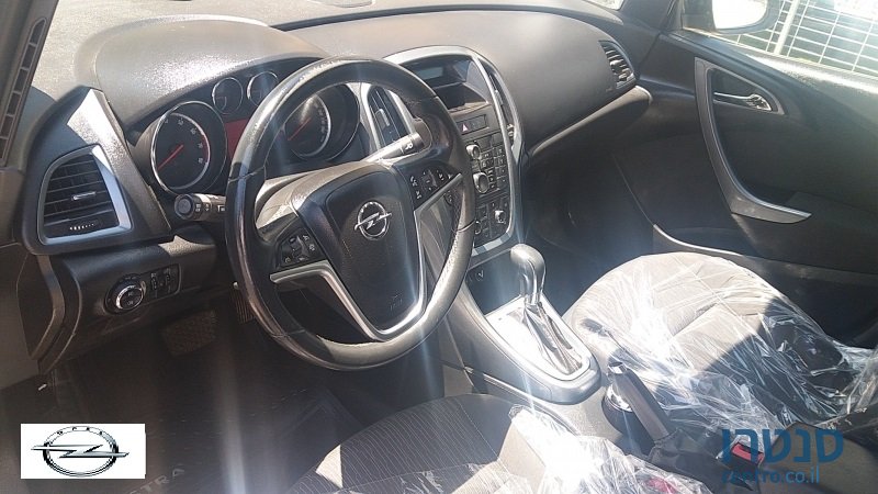 2013' Opel Astra photo #3