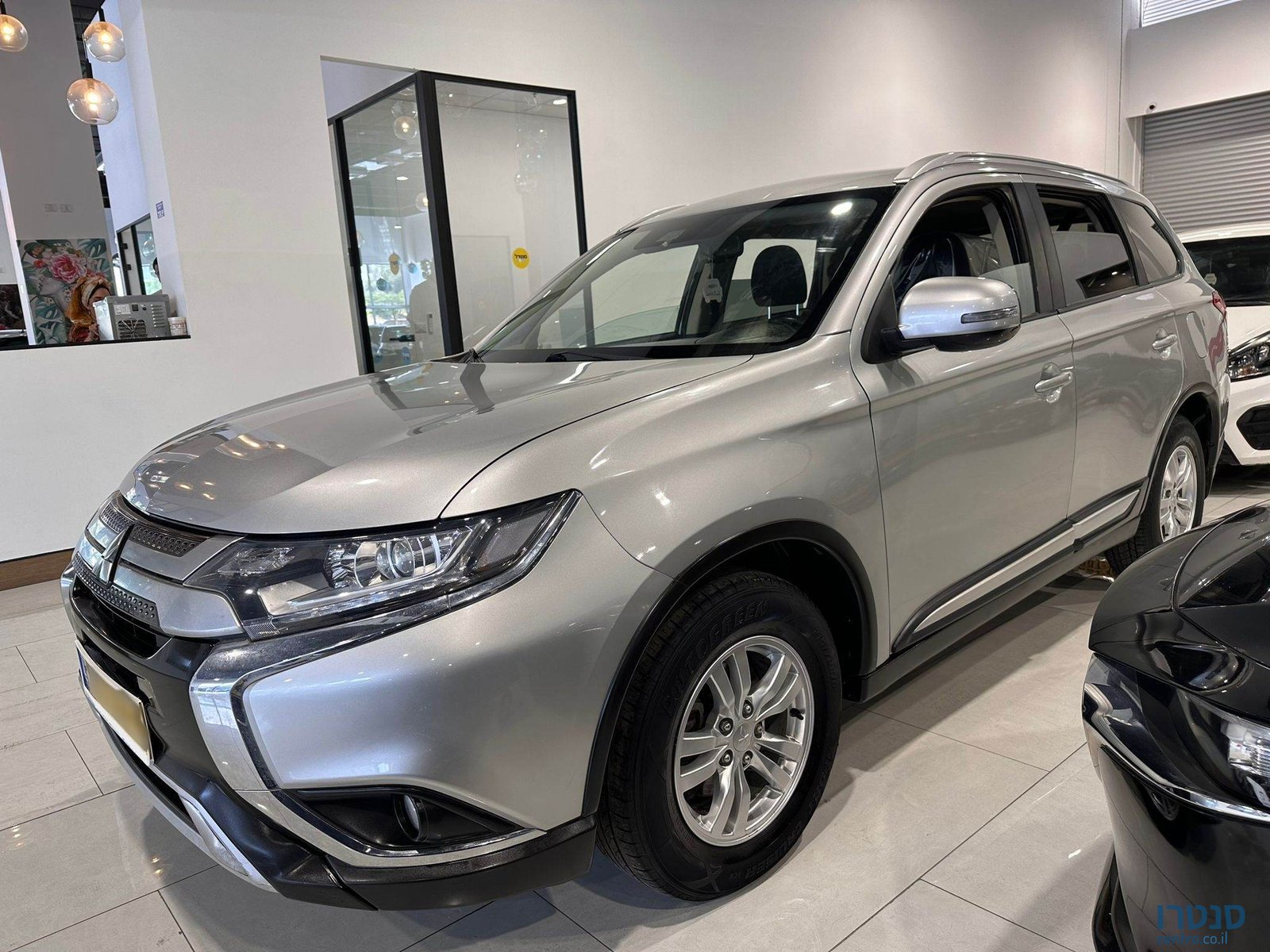 2020' Mitsubishi Outlander photo #1