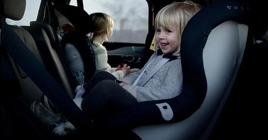 Детские кресла в машине: большая опасность для маленьких детей