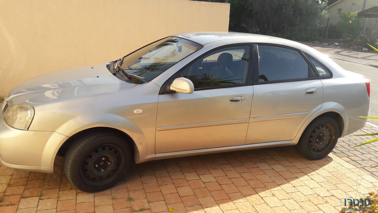 2004' Chevrolet Optra photo #1