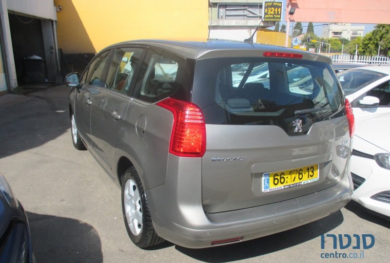 2013' Peugeot 5008 photo #2