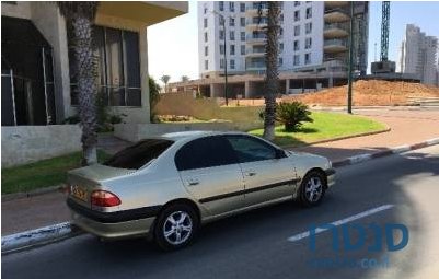 2002' Toyota Avensis photo #1