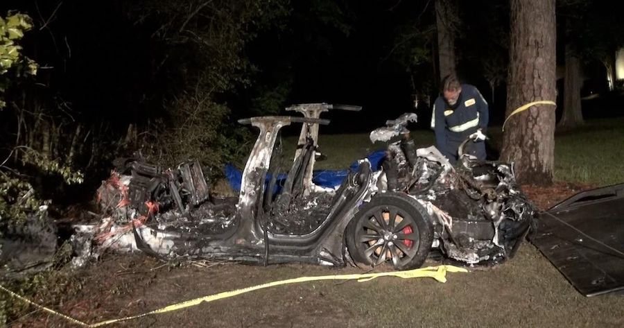 Tesla без человека за рулём попала в аварию