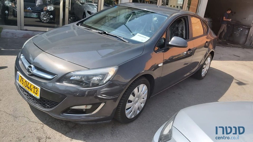 2013' Opel Astra photo #1