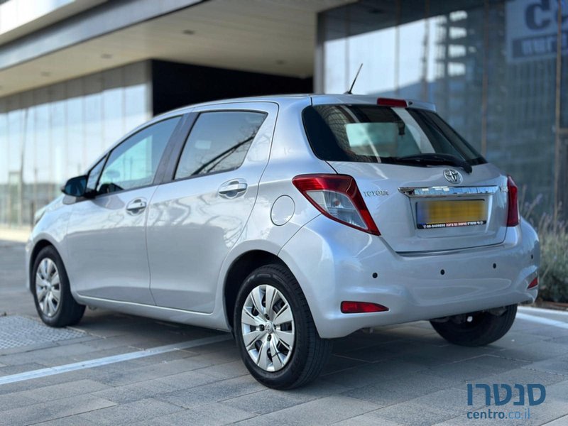 2013' Toyota Yaris photo #5