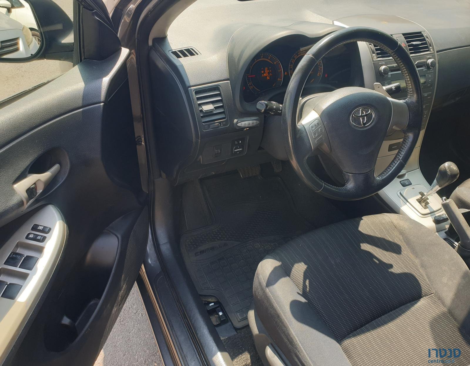 2008' Toyota Corolla photo #5