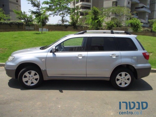 2008' Mitsubishi Outlander photo #2