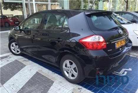 2012' Toyota Auris photo #2