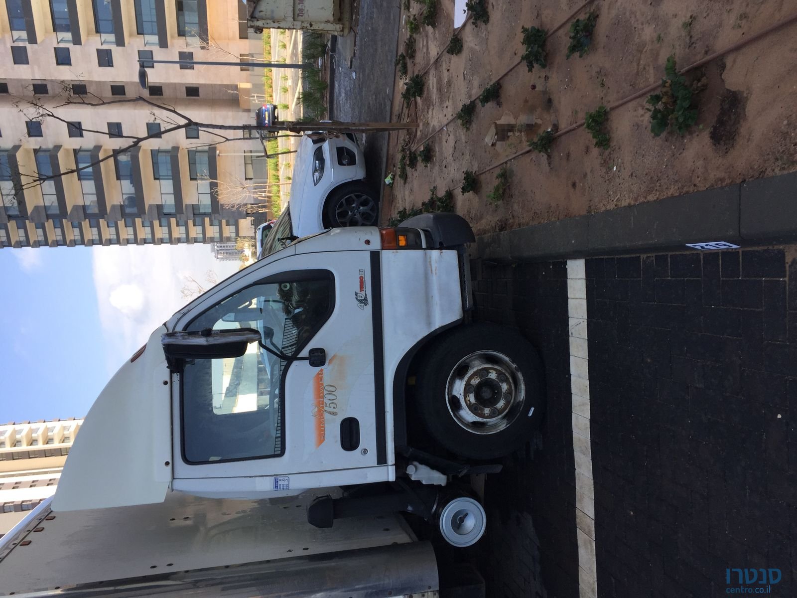 2001' Isuzu SUMO photo #3