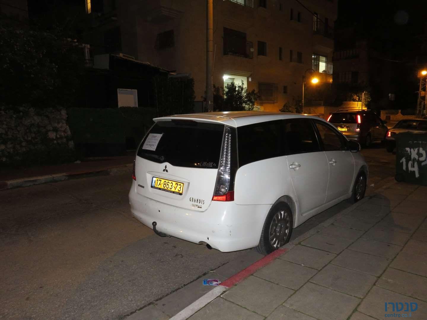 2010' Mitsubishi Grandis מיצובישי גרנדיס photo #3