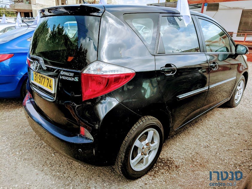 2011' Toyota Yaris Verso photo #3