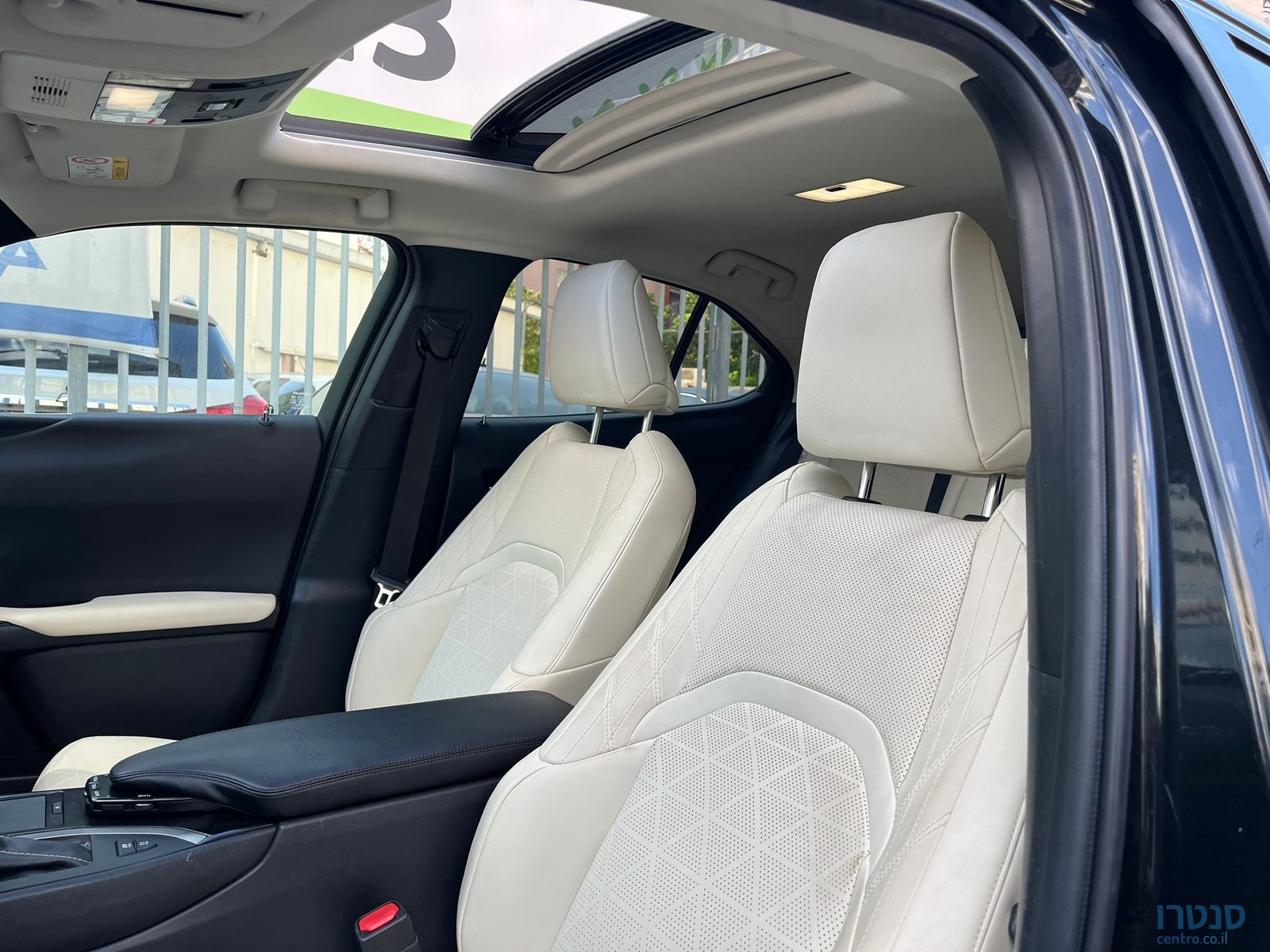 2022' Lexus UX 200 photo #4